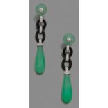 PAIRE DE PENDANTS D’OREILLES CHRYSOPRASE. Ils sont ornés de deux gouttes de chrysoprase cabochon