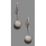 PAIRE DE PENDANTS D’OREILLES BOULES. Ils sont composés d’une boule en pampille pavée de diamants