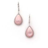 PAIRE DE PENDANTS D’OREILLES NACRE. Ils sont ornés d’un cabochon de nacre rose de forme poire dans