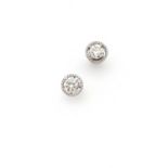 PAIRE DE CLOUS D’OREILLES DIAMANTS. Ils sont ornés d’un diamant taille brillant (TA) dans un