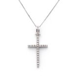 PENDENTIF CROIX. Il est serti de petits diamants taille brillant. Monture et tour de cou en or