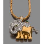 ƒƒ PENDENTIF ELEPHANT. Il représente un éléphant pavé de diamants taille brillant. L’œil orné d’