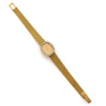 TISSOT. ANNEES 1970. Montre bracelet de dame en or jaune avec boîtier ovale. Lunette sertie de