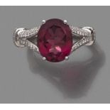 BAGUE TOURMALINE. Elle est ornée d’une tourmaline rose ovale en châton à griffes. Monture en or gris