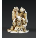 * NETSUKE OKIMONOen ivoire, représentant deux acteurs se cachant derrière une glace. Signé dans un