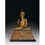 GRANDE STATUETTE DE BOUDDHA MARAVIJAYAen bronze laqué, doré et rehaussé de verroterie, représenté