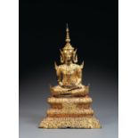 STATUETTE DE BOUDDHA SHAKYAMUNIen bronze laqué et doré, représenté assis en virasana sur une haute