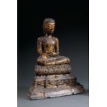 STATUETTE DE BOUDDHA MARAVIJAYAen bronze laqué et doré, représenté assis en virasana sur un socle