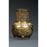 VASE TRIPODE EUROPÉEN DE STYLE HAN PAR SUSSE FRÈRESen bronze doré et rehauts de polychromie, à