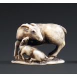 * NETSUKEen ivoire, représentant un daim et son petit sur une terrasse. Signé Kagetoshi.(Quelques
