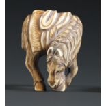 NETSUKEen ivoire, représentant un cheval debout, un tapis de selle sur le dos, la tête baissée, les