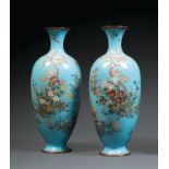 PAIRE DE GRANDS VASES BOUTEILLESen cuivre autrefois argenté et émaux cloisonnés polychromes sur