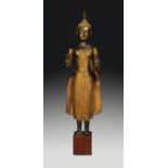 TRÈS GRANDE STATUE DE BOUDDHA SHAKYAMUNIen bronze laqué, doré et rehaussé de verroterie, représenté