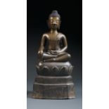 STATUETTE DE BOUDDHA MARAVIJAYAen bronze de patine médaille, représenté assis en virasana sur un