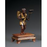 OKIMONO SIGNÉ MIYAO ZOen bronze de patine brune et rehauts de dorure, représentant un garçonnet