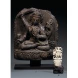 * STATUETTE DE DIVINITÉ TERRIFIANTE À HUIT BRASen ivoire, assise sur un lion, l'air menaçant, la