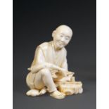 * OKIMONOen ivoire, représentant un artisan accroupi devant le rondin lui servant d'établi, un