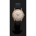 OMEGA ANNéES 60 Montre bracelet avec boîtier rond en or rose. Cadran argenté avec index flèche et