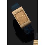 BOUCHERON PARIS VERS 1962 Montre bracelet en or jaune avec boîtier rectangulaire et cadran en or