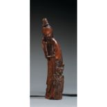 GRANDE STATUETTE DE FEMMEen bambou de belle patine, représentée en pied en compagnie d'une fillette