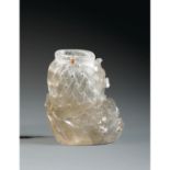 VASEen cristal de roche, à panse légèrement ajourée à l’imitation de la vannerie et accostée d'une