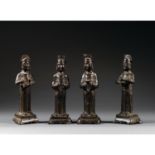 SUITE DE QUATRE STATUETTES D’ATTENDANTSen bronze de patine sombre, chacun représenté en pied sur