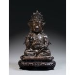 STATUETTE DE BOUDDHA AMITAYUSen bronze de patine sombre, représenté assis en padmasana, la main