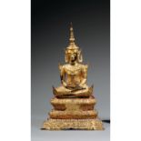 STATUETTE DE BOUDDHAen bronze laqué et doré, représenté assis en virasana sur une haute base à