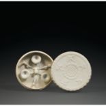 BOÎTE À FARD COUVERTEen porcelaine et couverte qingbai, de forme circulaire, à décor, moulé sous la
