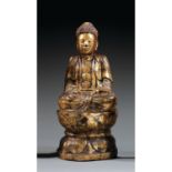 GRANDE STATUETTE DE BOUDDHA SHAKYAMUNIen bois laqué et doré, vêtu de la robe monastique, assis en