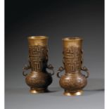 PAIRE DE VASES EUROPÉENS DE STYLE HAN PAR SUSSE FRÈRESen bronze de patine sombre, montés sur un