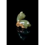 PENDENTIF EN FORME DE QILINen jade néphrite jaune légèrement veiné de beige, représenté couché, la