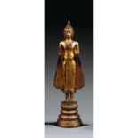 GRANDE STATUETTE DE BOUDDHAen bronze laqué et doré, représenté en samabhanga sur une haute base