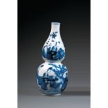 VASE BOUTEILLEen porcelaine et bleu de cobalt sous couverte, monté sur un petit talon, la panse à