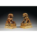 COUPLE DE LIONS BOUDDHIQUESen bronze doré, représentés la gueule béante et l'air féroce, le mâle,