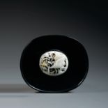 PETITE PLAQUE DE SCEPTRE RUYIen jade néphrite céladon pâle, de forme ovale, à décor, sculpté et