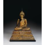 GRANDE STATUETTE DE BOUDDHA MARAVIJAYAen bronze laqué, doré et rehaussé de verroterie, représenté