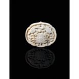 PLAQUE DE SCEPTREen jade néphrite beige veiné de noir, de forme polylobée, à décor, sculpté en