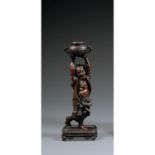 STATUETTE D'ONIen bronze polychrome et rehauts de dorure, représenté dansant sur une terrasse, ses