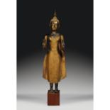 GRANDE STATUE DE BOUDDHA SHAKYAMUNIen bronze laqué, doré et rehaussé de verroterie, représenté en