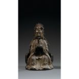 STATUETTE DE XIWANGMUen bronze autrefois laqué, représentée assise, les mains tenant une plaquette