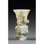 VASE FANGGUen jade néphrite céladon infusé de rouille, monté sur un pied élargi, à petite panse