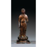 STATUETTE DE BODHISATTVAen bois laqué et doré, représenté en samabhanga sur un socle lotiforme, la