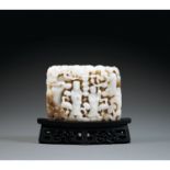 PLAQUE DE STYLE SONG-YUANen jade néphrite blanc céladonné infusé de brun en périphérie, de forme