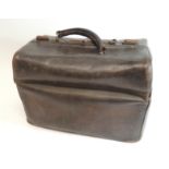 A brown leather Gladstone bag with leather lined interior ++handle af