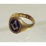 A Gents 9ct gold masonic signet ring. Set with central oval swivel panel, one side blank, the