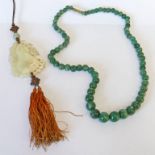 GRADUATED GREEN HARDSTONE BEAD NECKLACE AND HARDSTONE PENDANT