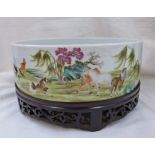 CHINESE PORCELAIN BOWL 24CM IN DIAMETER DECORATED WITH HORSES