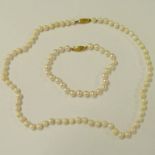 CULTURED PEARL NECKLACE ON 9CT GOLD CLASP & CULTURED PEARL BRACELET