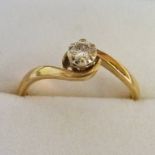 DIAMOND SOLITAIRE RING IN CROSSOVER SETTING MARKED 9CT